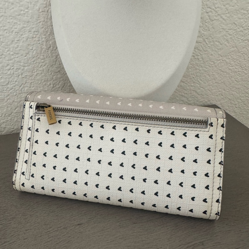 Fossil | Gray Heart Pattern Wallet - image 5